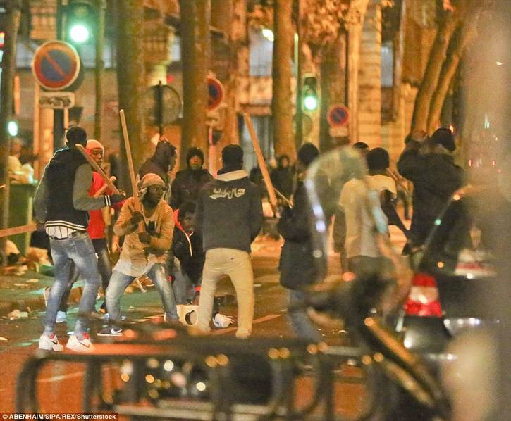巴黎:难民街头大规模斗殴现场