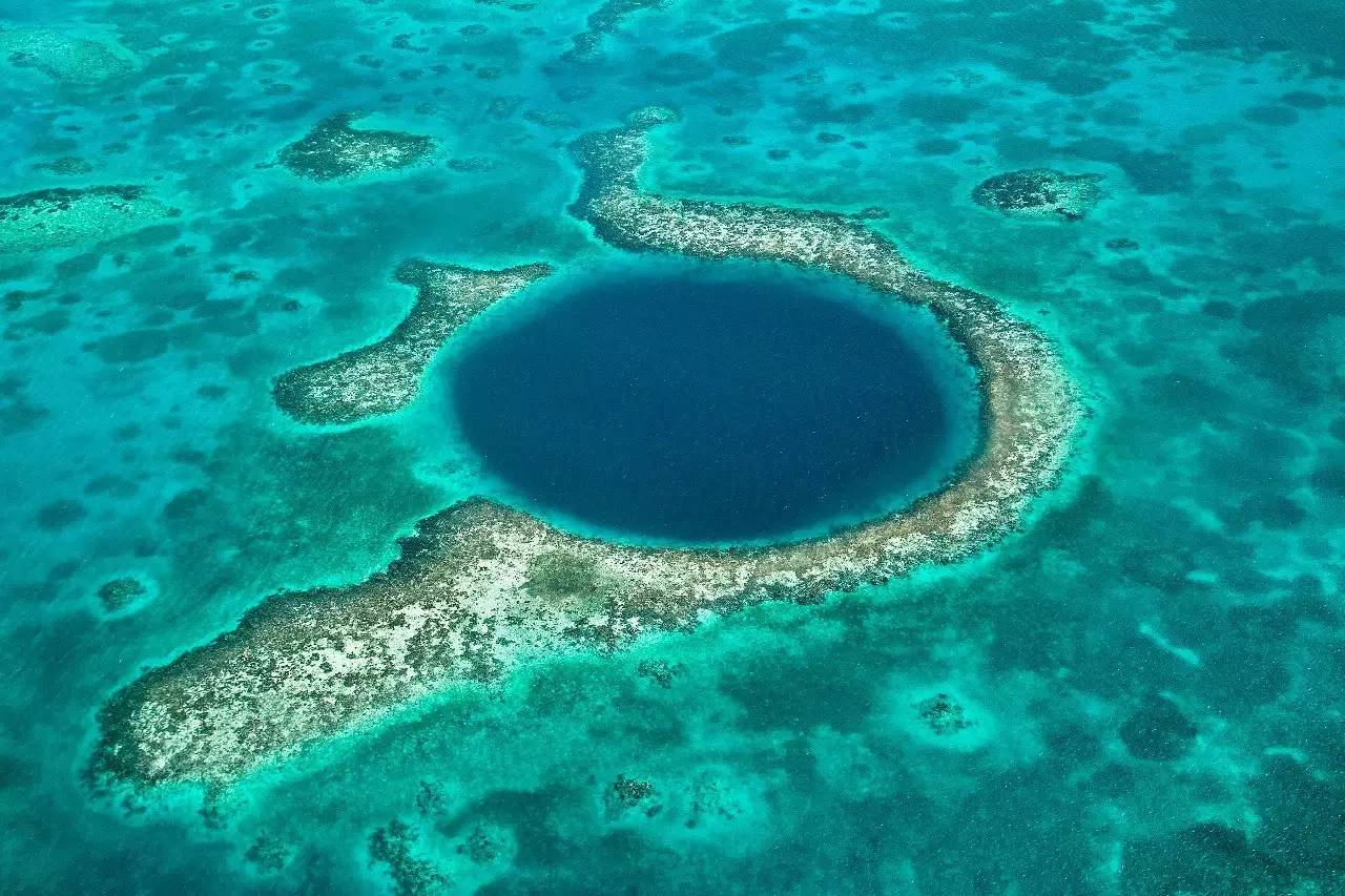 旅游行情 正文 这个全世界最大的水下洞穴,位于伯利兹(belize)外海96.