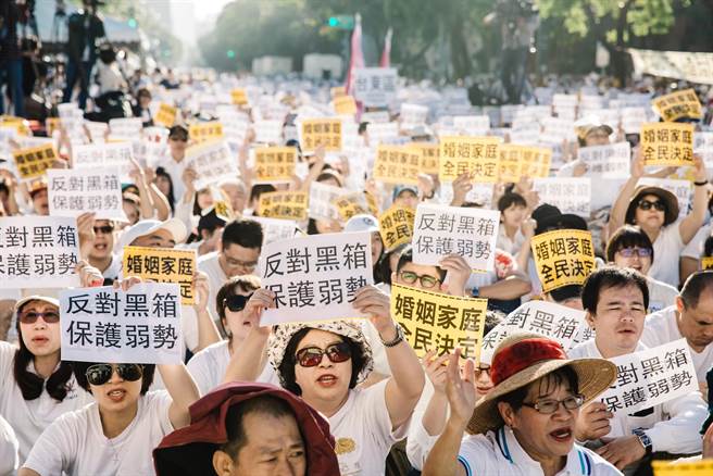 反同性婚姻！台湾万名民众包围“立法院”抗议(图)