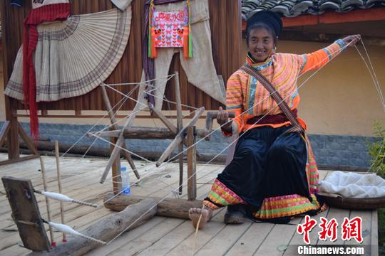 傈僳族人口_傈僳族澡塘会图片