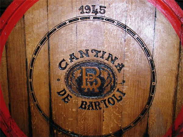 A-huge-barrel-in-De-Bartoli-winery.jpg