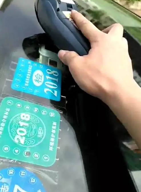 ETC卡隔玻璃被刷 专家:小额免密有风险