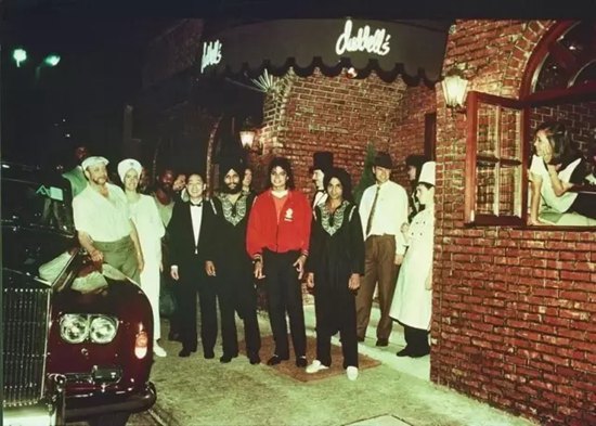 迈克尔杰克逊1987年在香港中环都爹利会馆就餐时与店员的合影
