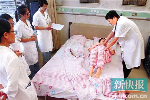 广东某医院妇产科医生在为临产者做检查.新快报记者祝贺/摄