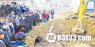 现场围观千年古墓走出活体女尸