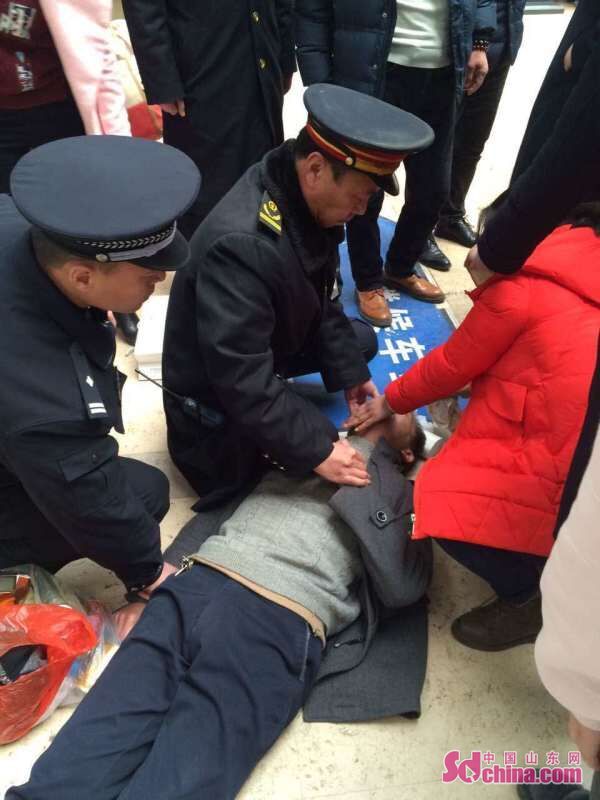 一众人在淄博火车站v众人时突然旅客发作视频驾校车学癫痫图片