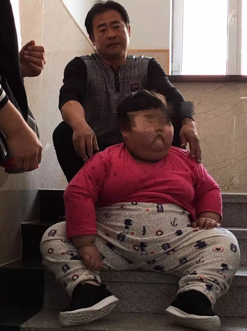 津城一7岁孩子胖成150斤!出门只能2017年开奖记录完整版坐轮椅