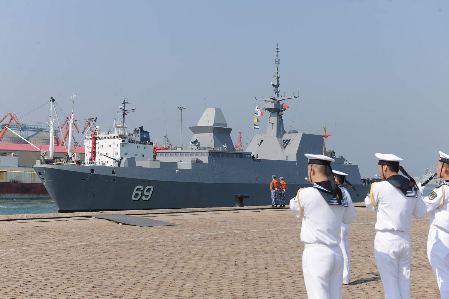 新加坡海军“刚毅”号护卫舰访青 可防空反潜反舰_青岛频道_凤凰网