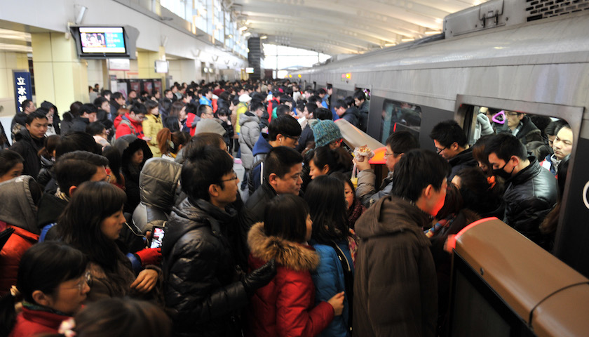 外来人口办理居住证_北京外来人口减少