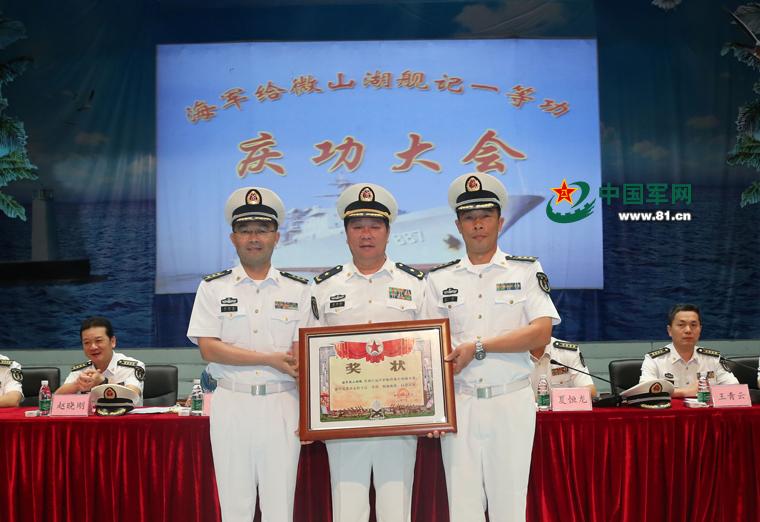 　　南海舰队某基地领导为微山湖舰舰长政委颁发一等功奖状。薛成清 摄