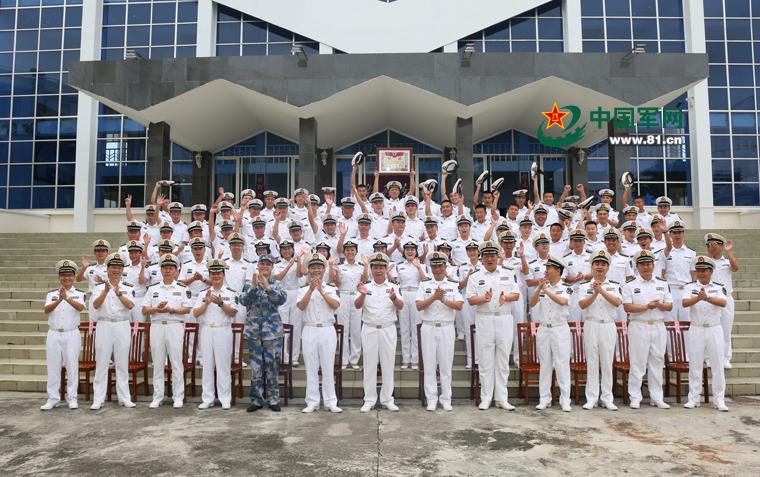 基地领导与该舰官兵代表合影留念。薛成清 摄
