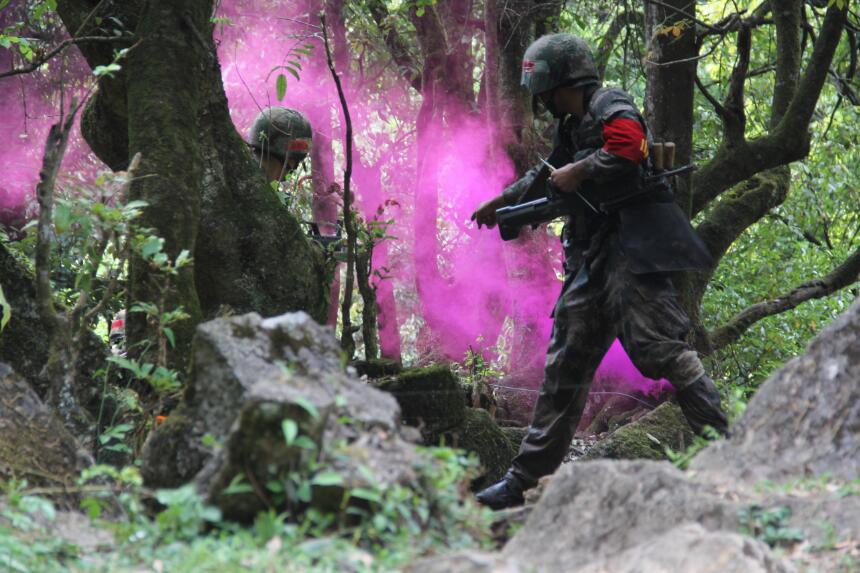 雷场猛士 周俊义摄