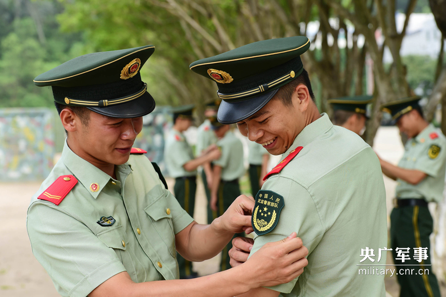 图为边防官兵换上新臂章喜笑颜开