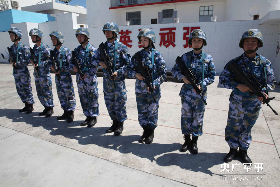 青年演员和守礁官兵混合编队，开始体验南沙卫士的值勤生活。梁永春摄