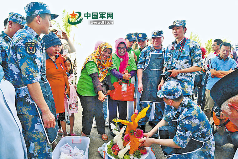 　　中国海军官兵向演习地域民众展示中国厨艺。
