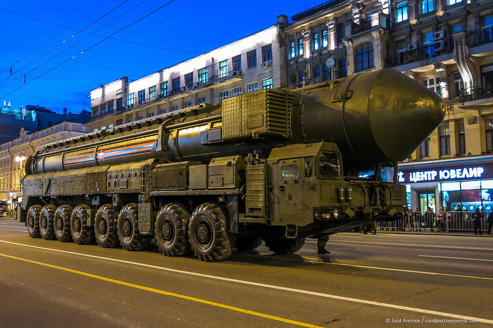 　　亚尔斯洲际导弹发射车，相比老式白杨M而言能携带分导弹头，攻击威力倍增。