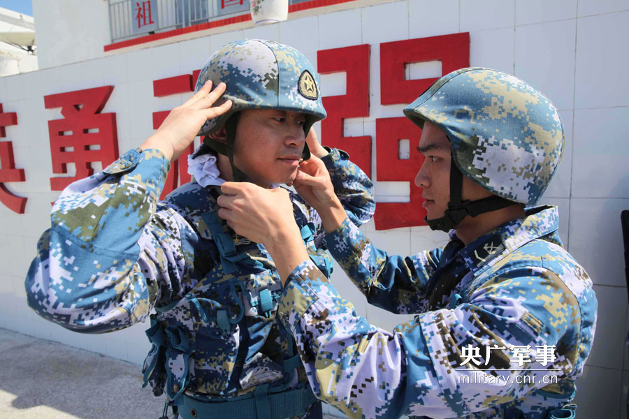 青年舞蹈演员韩阳子多次在舞蹈中扮演战士形象,今天驻守赤瓜礁的士官钟逢锋成了他的班长。梁永春摄