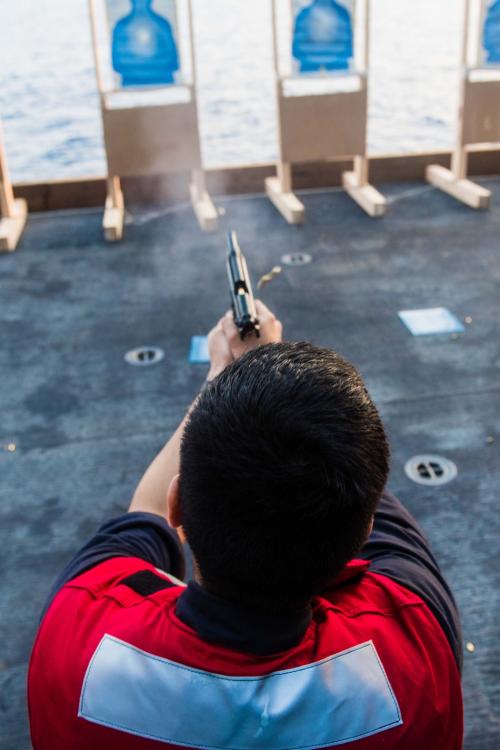 “斯坦尼斯”号航母舰员进行轻武器射击训练