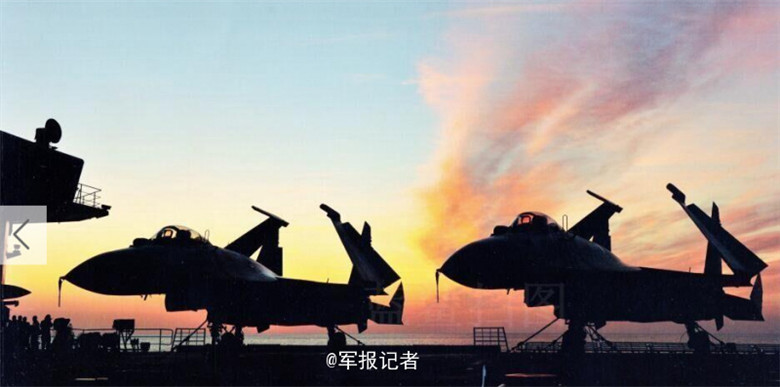 辽宁舰与歼-15的亲密接触。