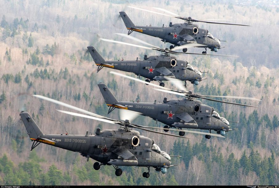 米-35M武装直升机编队飞行。