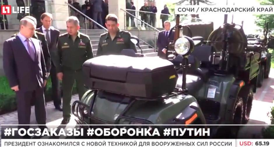 　　普京视察俄罗斯新式军用装备。