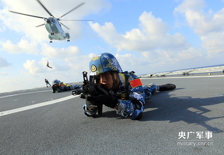 着舰后，陆战队员迅速占领射击位置。 严家罗 摄