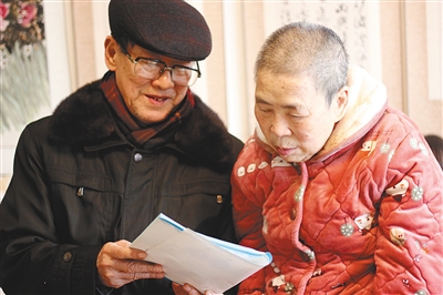 偶有闲暇时,李爷爷会为妻子念他写的诗