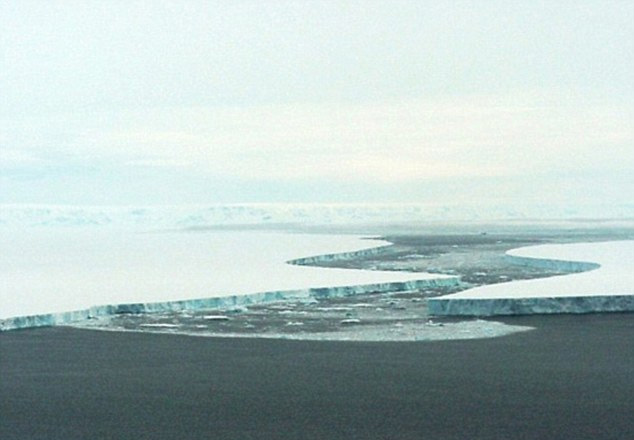 NASA发布南极拉森C冰架91米宽裂口照片（组图）