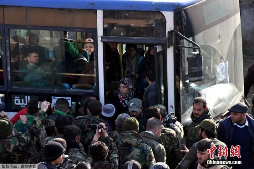 当地时间2016年12月19日，叙利亚阿勒颇，民众乘坐巴士从阿勒颇撤离。