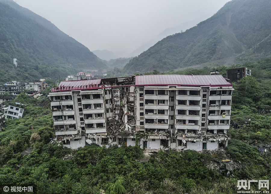 九年时间,景家山滑坡留下的巨石群已长满青草,又与大自然合为了一体