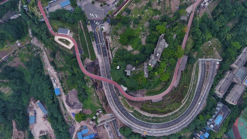 从高空俯瞰盘旋在虎头岩山体的长和路