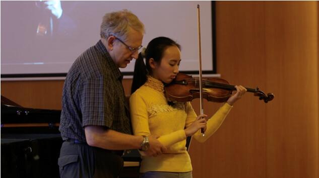 在香港国际网络音乐学院(HKIVS)，什洛莫·敏茨对丁怡杰的指导非常细致，从每一个细小的动作上都做了指导。