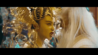 无论是《封神传奇》海报,还是预告片,都流露出来了爱疯5s的土豪金之