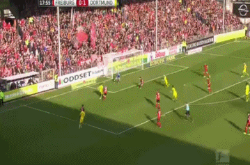 第18分钟,多特在弗莱堡禁区内制造险情,罗伊斯和杜尔姆的射门先后