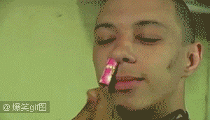 爆笑gif图:第一排的男生都好高冷哦