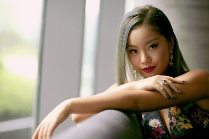 王菊深v礼服超吸睛鸽子蛋抢镜侧颜精致贵气十足