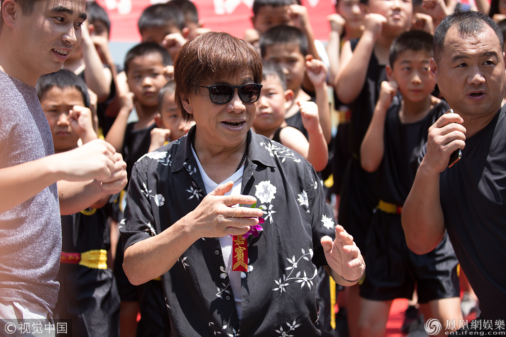 70岁火云邪神济南商演大展拳脚风采不减