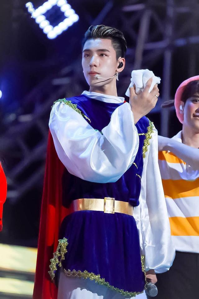 王子异cosplay王子,感觉是真的王子,像是从迪士尼乐园走出来的王子.