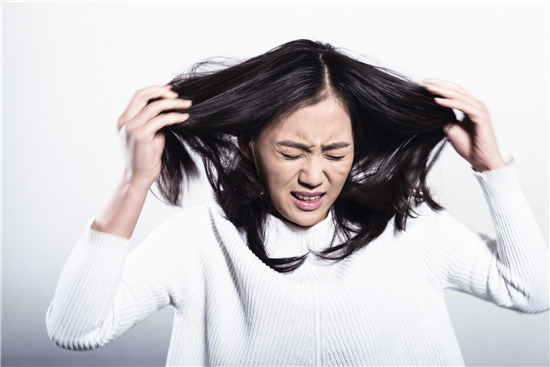 女同事对我说,你老婆又老又丑!