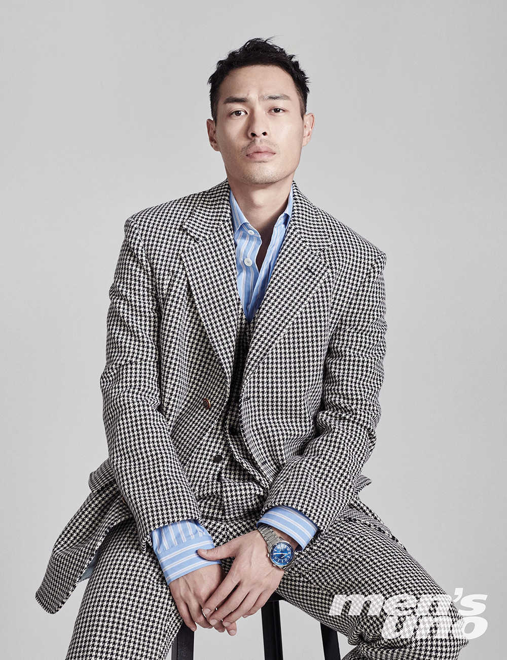 杨祐宁登金九男刊封面 复古演绎格纹时尚_凤凰网
