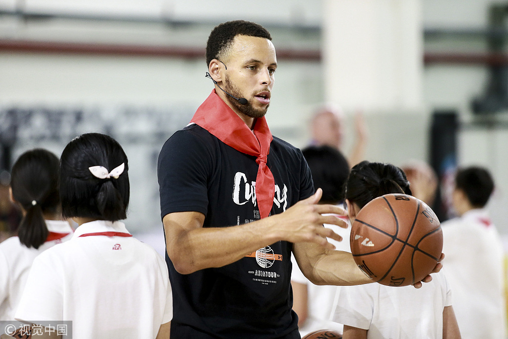 小学生实锤了!库里中国行获赠红领巾