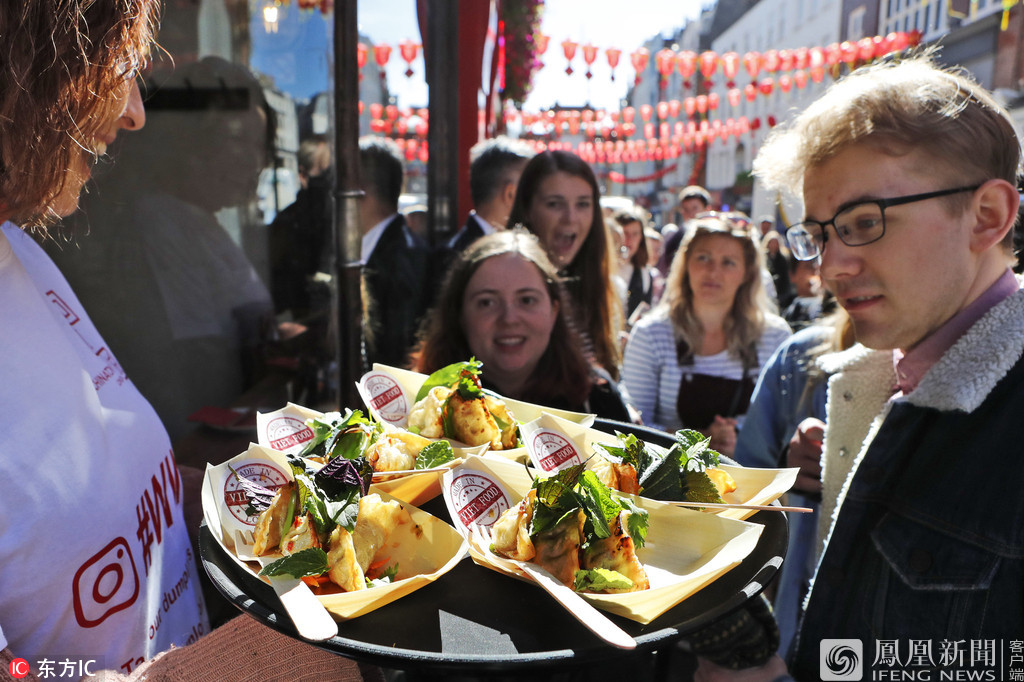英国民众街头尝中式美食