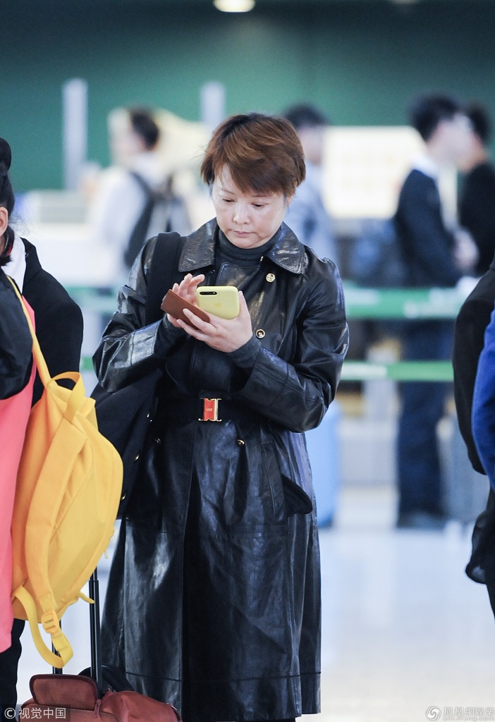 45岁袁立现身机场 身穿黑色皮衣玩复古