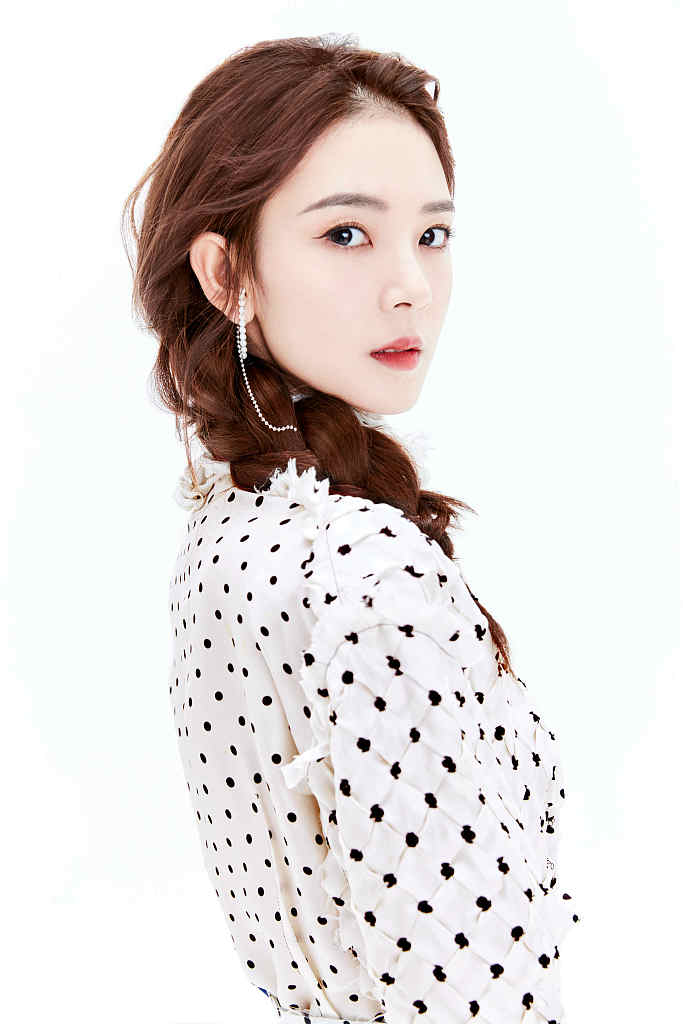 陈瑶扎麻花辫变魔法少女 眼神霸气自带灵气