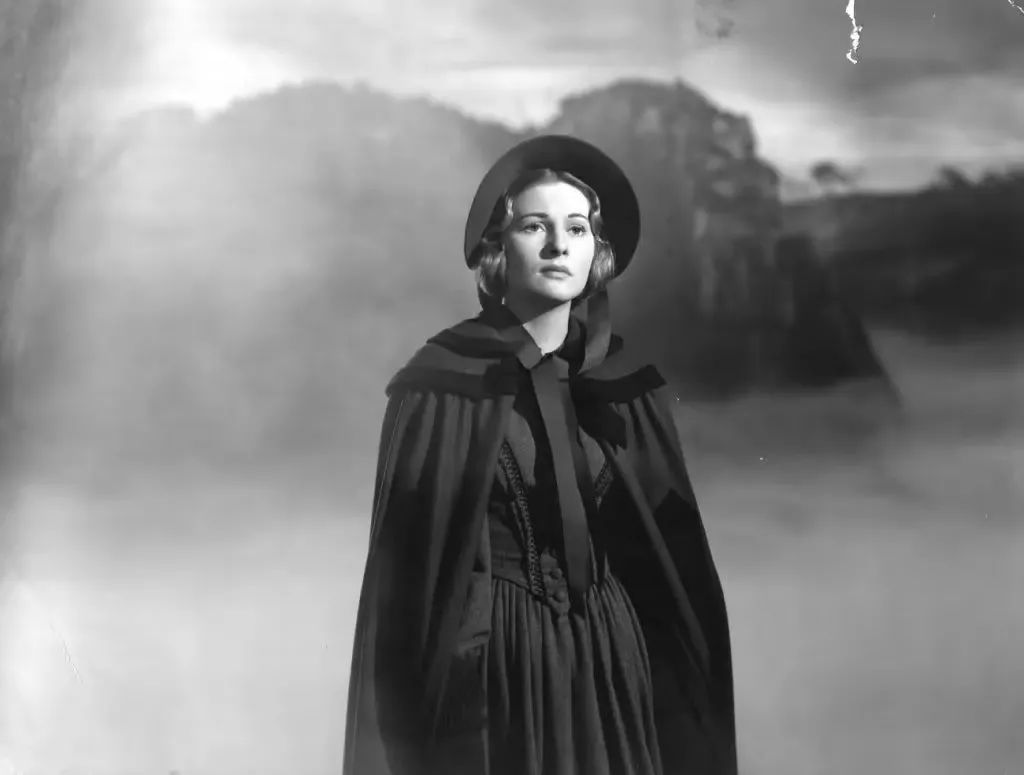 蓝洁瑛的"疯癫"是对这个社会最大的讽刺