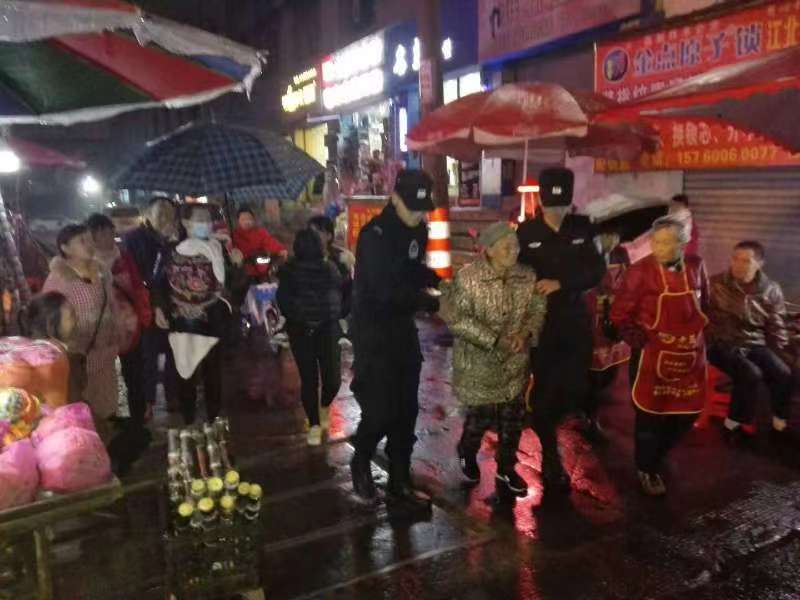 暖闻 八旬老人外出拾荒迷路 民警查询身份信息帮她找到亲人 凤凰网公益 凤凰网