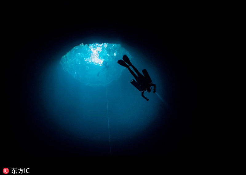 世界最大水下洞穴 蓝光倾泻如"冥界"通道(图)