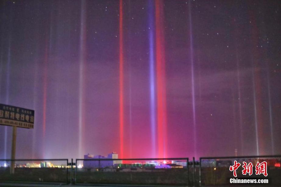 光柱(lightpoles)是一种罕见而有趣的自然现象,只有在非常寒冷的夜里