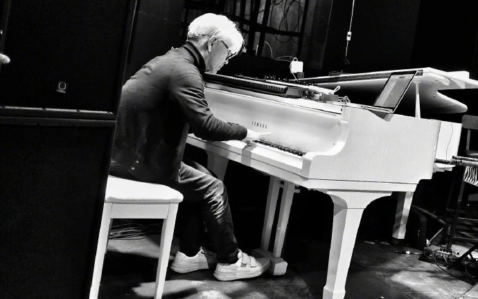 坂本龙一北京行:现场演奏钢琴与粉丝亲切合影