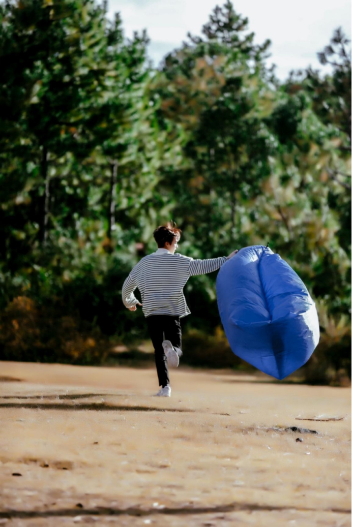 野生厨房林彦俊秀男模风迎风奔跑少年感十足